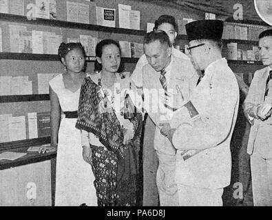 176 Mohammad Hatta und der Leiter der Buchmesse, Tambahan dan Pembetulan Ratshausen Buku Indonesien 1954, p62 Stockfoto