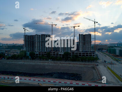 Bau einer neuen Wohnanlage in Moskau bei Sonnenuntergang. Luftaufnahmen. Stockfoto