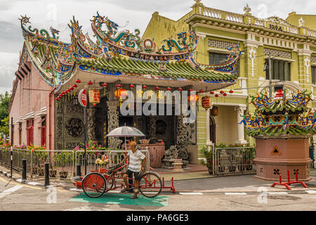 George Town, Penang, Malaysia - Dez 8, 2017: Mensch, mit der rikscha vor Yap Kongsi Tempel in Georgetown, Malaysia. Stockfoto