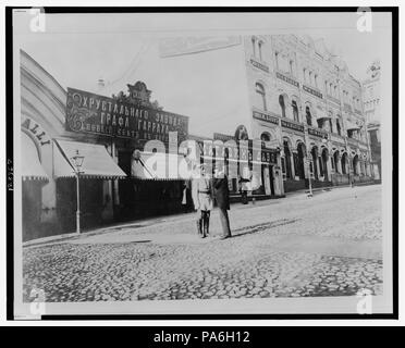 . Englisch: Titel: Frank Zimmermann im Gespräch mit einem Polizisten (?) auf einer Straße in einem Geschäftsviertel, Russland physikalische Beschreibung: 1 Fotoabzug. Hinweise: Im album: Europäische Reise, Buch 9, No. 4.; Frank und Frances Tischler Sammlung (Bibliothek des Kongresses). Zwischen 1910 und 1920 670 Frank Zimmermann im Gespräch mit einem Polizisten () auf einer Straße in einem Geschäftsviertel, Russland LCCN 2001695647 Stockfoto