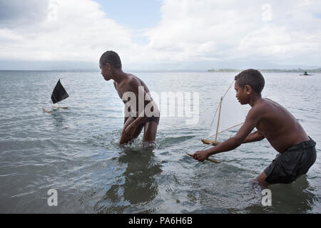 Jungen spielen mit Spielzeug Boote, Papua-Neuguinea Stockfoto