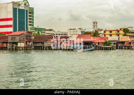 George Town, Penang, Malaysia - Dez 9, 2017: Landschaft Blick auf die Landungsbrücken und die Stadt George Town Gebäude im Hintergrund. Stockfoto