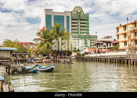 George Town, Penang, Malaysia - Dez 9, 2017: Landschaft Blick auf die Landungsbrücken und die Stadt George Town Gebäude im Hintergrund. Stockfoto