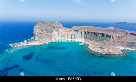 Luftaufnahme von Gramvousa Insel mit weißem Sandstrand, unberührten Lagune, Kreta, Griechenland, Mittelmeer. Stockfoto