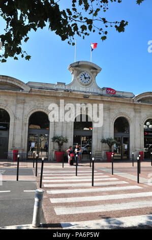 Passagiere in Beziers Bahnhof anreisen Stockfoto