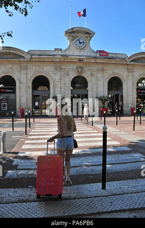 Junge französische Studenten mit roten Koffer bei Beziers Bahnhof anreisen Stockfoto