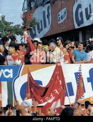 7 1975 GP Italien - Das neue F1 Fahrer Weltmeister Niki Lauda auf dem Podium Stockfoto