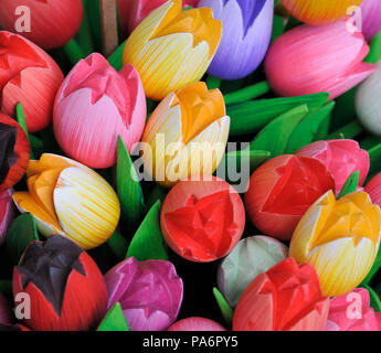 Bild von Wooden Tulpen auf einem Markt stand in Holland Stockfoto