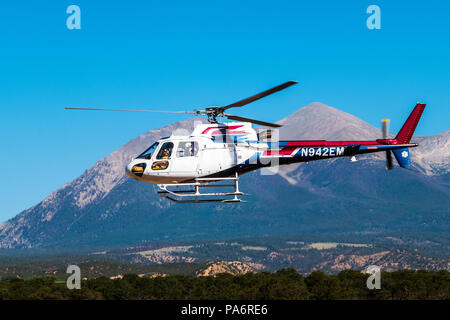 Erreichen Air Medical Services Airbus Hubschrauber; AS350 Écureuil Hubschrauber; Salida Fly-in & Air Show; Salida, Colorado, USA Stockfoto