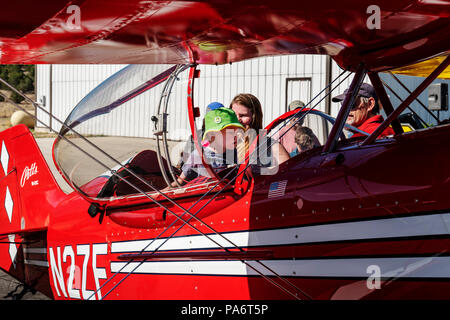 Junge Inspektion Pitts Special S2C Doppeldecker; Salida Fly-in & Air Show; Salida, Colorado, USA Stockfoto