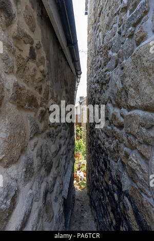 Lücke zwischen zwei Gebäuden in Fowey, Cornwall, Großbritannien Stockfoto