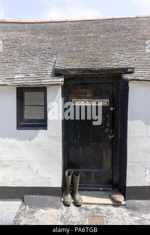 Ecke Ferienhaus im Fischerdorf und beliebtes Reiseziel von Fowey, Cornwall, Großbritannien Stockfoto