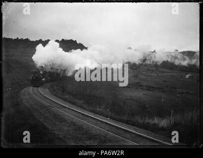 10 ein Zug mit zwei "Ab"-Klasse Lokomotiven auf einem Hügel. 291852 ATLIB Stockfoto