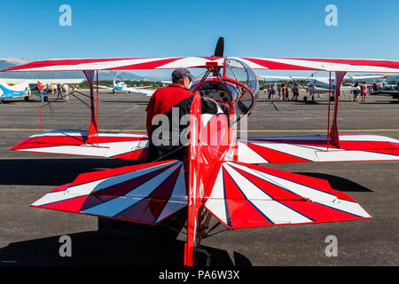 Pilot Inspektion Pitts Special S2C Doppeldecker; Salida Fly-in & Air Show; Salida, Colorado, USA Stockfoto