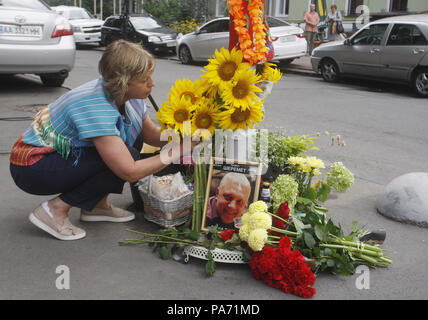 Kiew, Ukraine. 20. Juli 2018. Eine russische Frau legt Blumen an die Szene, wo Journalist Pavel Sheremet vor zwei Jahren in Kiew getötet wurde. Menschen versammelt, um im Speicher von Pavel Sheremet, verlangt eine Untersuchung seiner Tötung. Weißrussland geborene russische Journalistin Pavel Sheremet war in einem Auto Explosion in der Innenstadt von Kiew, am 20. Juli 2016 ermordet. Credit: Serg Glovny/ZUMA Draht/Alamy leben Nachrichten Stockfoto