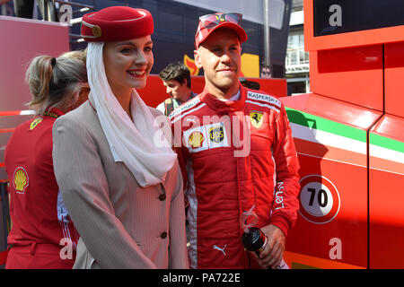 Hockenheim, Deutschland. 20. Juli 2018. Sebastian Vettel, GER (Scuderia Ferrari) posiert mit einem Emirates Stewardess, Training, Formel 1: GP von GermanyGermany, Hockenheimring, Saison 2018, am 20.07.2018. | Verwendung der weltweiten Kredit: dpa/Alamy leben Nachrichten Stockfoto