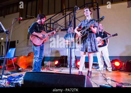 Ternate Italien. 20. Juli 2018. Thom Chacon, James Maddock und der Sängerin/Schauspielerin Violante Placido führt live auf der Bühne zusammen, während der "Wook in Credit Lager Festival": Rodolfo Sassano/Alamy leben Nachrichten Stockfoto