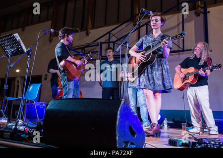 Ternate Italien. 20. Juli 2018. Thom Chacon, James Maddock und der Sängerin/Schauspielerin Violante Placido führt live auf der Bühne zusammen, während der "Wook in Credit Lager Festival": Rodolfo Sassano/Alamy leben Nachrichten Stockfoto