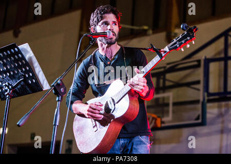 Ternate Italien. 20. Juli 2018. Thom Chacon, James Maddock und der Sängerin/Schauspielerin Violante Placido führt live auf der Bühne zusammen, während der "Wook in Credit Lager Festival": Rodolfo Sassano/Alamy leben Nachrichten Stockfoto