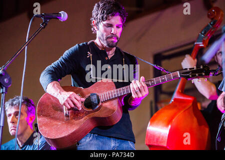 Ternate Italien. 20. Juli 2018. Thom Chacon, James Maddock und der Sängerin/Schauspielerin Violante Placido führt live auf der Bühne zusammen, während der "Wook in Credit Lager Festival": Rodolfo Sassano/Alamy leben Nachrichten Stockfoto