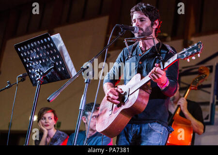 Ternate Italien. 20. Juli 2018. Thom Chacon, James Maddock und der Sängerin/Schauspielerin Violante Placido führt live auf der Bühne zusammen, während der "Wook in Credit Lager Festival": Rodolfo Sassano/Alamy leben Nachrichten Stockfoto