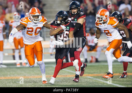 Ottawa, Kanada. 20. Juli 2018. Ottawa Redblacks Diontae Spencer (85) liefert einen Punt und gejagt von BC Lions Bo Lokombo (20) Während der CFL-Spiel zwischen dem BC Lions und Ottawa Redblacks bei TD Place Stadion in Ottawa, Kanada. Daniel Lea/CSM/Alamy leben Nachrichten Stockfoto