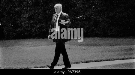 Washington, USA. Juli 2018 20. Washington, DC 7/20/18 Präsident Donald Trump Wanderungen aus dem Oval Office zu Marine One auf dem Weg in Bedminster, NJ Foto von Dennis Brack Credit: Dennis Brack/Alamy leben Nachrichten Stockfoto