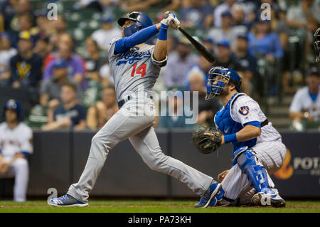 Milwaukee, WI, USA. 20. Juli 2018. Los Angeles Dodgers Mittelfeldspieler Enrique Hernandez #14 Hits drei laufen lassen Homer im 9. Inning der Major League Baseball Spiel zwischen den Milwaukee Brewers und der Los Angeles Dodgers am Miller Park in Milwaukee, WI. John Fisher/CSM/Alamy leben Nachrichten Stockfoto