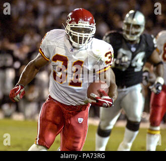 Oakland, Kalifornien, USA. Okt, 2003 20. Kansas City Chiefs zurück laufen Priester Holmes (31) am Montag, 20. Oktober 2003 in Oakland, Kalifornien. Die Leiter besiegt die Räuber 17-10. Credit: Al Golub/ZUMA Draht/Alamy leben Nachrichten Stockfoto