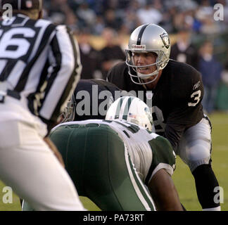 Oakland, Kalifornien, USA. 9. Nov 2003. Oakland Raiders quarterback Rick Mirer (3) am Sonntag, 9. November 2003 in Oakland, Kalifornien. Die Düsen besiegt die Räuber 27-24 in den überstunden. Credit: Al Golub/ZUMA Draht/Alamy leben Nachrichten Stockfoto