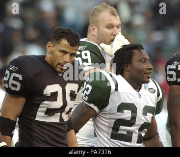 Oakland, Kalifornien, USA. 9. Nov 2003. Oakland Raiders Defensive zurück Rod Woodson (26) und die New York Jets Defensive zurück Tyrone Carter (22) Nach dem Spiel am Sonntag, den 9. November 2003 in Oakland, Kalifornien. Die Düsen besiegt die Räuber 27-24 in den überstunden. Credit: Al Golub/ZUMA Draht/Alamy leben Nachrichten Stockfoto