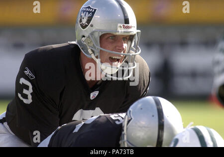 Oakland, Kalifornien, USA. 9. Nov 2003. Oakland Raiders quarterback Rick Mirer (3) am Sonntag, 9. November 2003 in Oakland, Kalifornien. Die Düsen besiegt die Räuber 27-24 in den überstunden. Credit: Al Golub/ZUMA Draht/Alamy leben Nachrichten Stockfoto