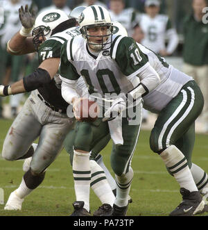 Oakland, Kalifornien, USA. 9. Nov 2003. New York Jets quarterback Chad Pennington (10) am Sonntag, 9. November 2003 in Oakland, Kalifornien. Die Düsen besiegt die Räuber 27-24 in den überstunden. Credit: Al Golub/ZUMA Draht/Alamy leben Nachrichten Stockfoto