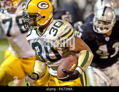 Oakland, Kalifornien, USA. 22 Dez, 2003. Green Bay Packers Ahman Green zurück laufen (30) am Montag, 22 Dezember, 2003 in Oakland, Kalifornien. Die Verpacker besiegt die Räuber 41-7. Credit: Al Golub/ZUMA Draht/Alamy leben Nachrichten Stockfoto