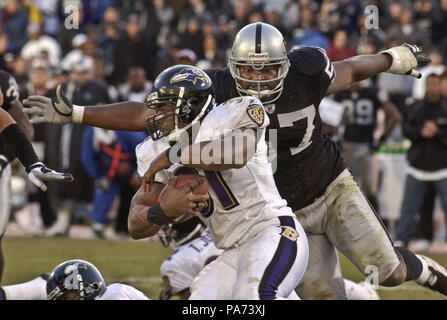 Oakland, Kalifornien, USA. 14. Dez 2003. Oakland Raiders defensiver Roderick Coleman (57) packt Baltimore Ravens zurück läuft Jamal Lewis (31.) am Sonntag, 12 Dezember, 2003 in Oakland, Kalifornien. Die Räuber besiegt die Ravens 20-12. Credit: Al Golub/ZUMA Draht/Alamy leben Nachrichten Stockfoto