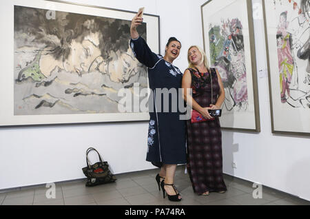 Kiew, Ukraine. 20. Juli 2018. Menschen besuchen die Ausstellung der Chinesischen freehand brushwork durch China Nationale Akademie der Malerei in Kiew, Ukraine organisiert am 20. Juli 2018. Credit: Chen Junfeng/Xinhua/Alamy leben Nachrichten Stockfoto