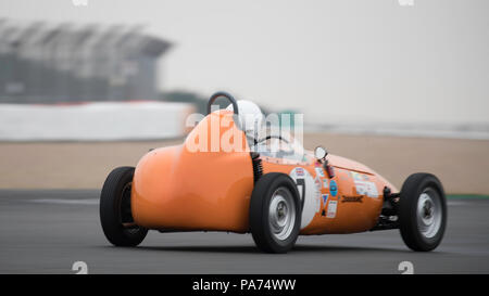 Silverstone, Großbritannien. Juli 2018 20. Erste Rennen des Tages bei der Silverstone Classic. Die historische Formel Junioren erstes Rennen mit einem riesigen 54 Auto grid Credit James Wadham/Alamy leben Nachrichten Stockfoto