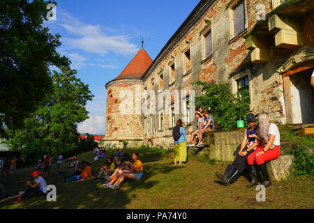 Cluj, Rumänien. 20. Juli 2018. Festivalbesucher an der Electric Castle Festival 2018, die in der Beschwerdebegründung Bontida Banffy Castle in der Nähe von Cluj, Siebenbürgen, Rumänien. Foto Datum: Freitag, 20. Juli 2018. Credit: Roger Garfield/Alamy leben Nachrichten Stockfoto