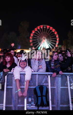 Cluj, Rumänien. 20. Juli 2018. Festivalbesucher an der Electric Castle Festival 2018, die in der Beschwerdebegründung Bontida Banffy Castle in der Nähe von Cluj, Siebenbürgen, Rumänien. Foto Datum: Freitag, 20. Juli 2018. Credit: Roger Garfield/Alamy leben Nachrichten Stockfoto