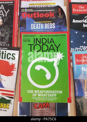 New Delhi, Indien. 20. Juli 2018. Die Abdeckung der indischen Zeitschrift "Indien heute, am 23. Juli veröffentlicht wurde, lautet die Schlagzeile "Die Weaponisation von WhatsApp". Gerüchte über angebliche Kinderschänder, umlaufende vor allem durch die messaging service WhatsApp, müssen mehrere Lynchings in Indien führte. Credit: Nick Kaiser/dpa/Alamy leben Nachrichten Stockfoto