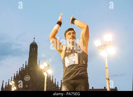 Nürnberg, Deutschland. 20. Juli 2018. Jubel Sieger David STORL, SC DHfK Leipzig, 1.Platz, vor der Kirche zu 'Dear Frauen', schoss auf dem Nürnberger Hauptmarkt im Berlin 2018 - Arena, 20.07.2018. Deutsche Leichtathletik Meisterschaften 2018, vom 20.07. - 22.07.2015 in Nürnberg/Deutschland. | Verwendung der weltweiten Kredit: dpa/Alamy leben Nachrichten Stockfoto