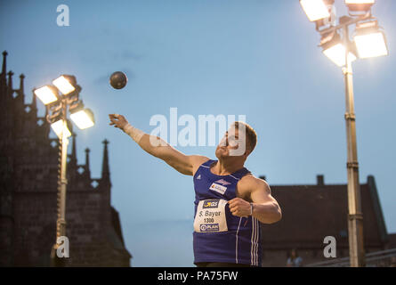 Nürnberg, Deutschland. 20. Juli 2018. Simon BAYER, VfL Sindelfingen, Aktion, Kugelstoßen auf dem Nürnberger Hauptmarkt im Berlin 2018 - Arena, am 20.07.2018. Deutsche Leichtathletik Meisterschaften 2018, vom 20.07. - 22.07.2015 in Nürnberg/Deutschland. | Verwendung der weltweiten Kredit: dpa/Alamy leben Nachrichten Stockfoto