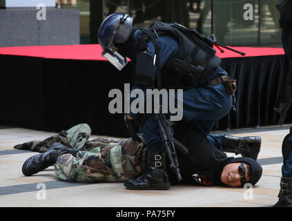 Tokio, Japan. 20. Juli 2018. Ein Mitglied der SWAT-Team packt einen Amokläufer während eines Anti- Terrorismus übung auf der Tokyo Midtown Büro- und Einkaufskomplex in Tokio, am Freitag, 20. Juli 2018. Büro, Geschäft Angestellte und Polizisten nahmen die Bohrer vor der 2020 Olympischen Spielen in Tokio. Credit: Yoshio Tsunoda/LBA/Alamy leben Nachrichten Stockfoto