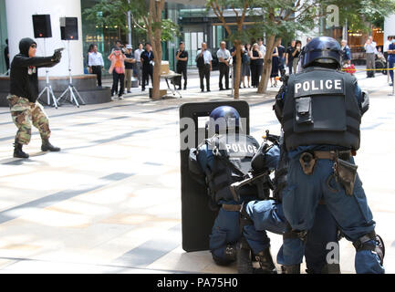 Tokio, Japan. 20. Juli 2018. SWAT-Team Mitglieder mit einem Schild Ansatz ein bewaffneter Bandit während eines Anti- Terrorismus übung auf der Tokyo Midtown Büro- und Einkaufskomplex in Tokio, am Freitag, 20. Juli 2018. Büro, Geschäft Angestellte und Polizisten nahmen die Bohrer vor der 2020 Olympischen Spielen in Tokio. Credit: Yoshio Tsunoda/LBA/Alamy leben Nachrichten Stockfoto