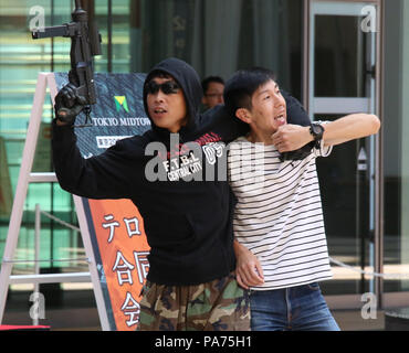 Tokio, Japan. 20. Juli 2018. Ein bewaffneter Bandit nimmt eine Geisel während eines Anti- Terrorismus übung auf der Tokyo Midtown Büro- und Einkaufskomplex in Tokio, am Freitag, 20. Juli 2018. Büro, Geschäft Angestellte und Polizisten nahmen die Bohrer vor der 2020 Olympischen Spielen in Tokio. Credit: Yoshio Tsunoda/LBA/Alamy leben Nachrichten Stockfoto