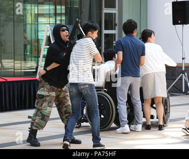 Tokio, Japan. 20. Juli 2018. Ein bewaffneter Bandit nimmt eine Geisel während eines Anti- Terrorismus übung auf der Tokyo Midtown Büro- und Einkaufskomplex in Tokio, am Freitag, 20. Juli 2018. Büro, Geschäft Angestellte und Polizisten nahmen die Bohrer vor der 2020 Olympischen Spielen in Tokio. Credit: Yoshio Tsunoda/LBA/Alamy leben Nachrichten Stockfoto