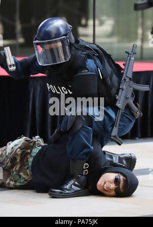 Tokio, Japan. 20. Juli 2018. Ein SWAT-Team Mitglied ergreift ein bewaffneter Bandit während eines Anti- Terrorismus übung auf der Tokyo Midtown Büro- und Einkaufskomplex in Tokio, am Freitag, 20. Juli 2018. Büro, Geschäft Angestellte und Polizisten nahmen die Bohrer vor der 2020 Olympischen Spielen in Tokio. Credit: Yoshio Tsunoda/LBA/Alamy leben Nachrichten Stockfoto