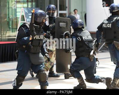 Tokio, Japan. 20. Juli 2018. SWAT-Team Mitglieder betreiben ein Schütze während eines Anti- Terrorismus übung auf der Tokyo Midtown Büro- und Einkaufskomplex in Tokio zu ergreifen, am Freitag, 20. Juli 2018. Büro, Geschäft Angestellte und Polizisten nahmen die Bohrer vor der 2020 Olympischen Spielen in Tokio. Credit: Yoshio Tsunoda/LBA/Alamy leben Nachrichten Stockfoto