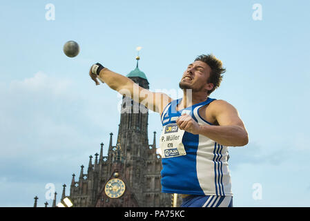 Nürnberg, Deutschland. 20. Juli 2018. Patrick Müller (MuÌller), SC Neubrandenburg, Platz 2, Aktion, vor der Kirche', um die geliebten Frauen', Kugelstoßen auf dem Nürnberger Hauptmarkt im Berlin 2018 - Arena, am 20.07.2018. Deutsche Leichtathletik Meisterschaften 2018, vom 20.07. - 22.07.2015 in Nürnberg/Deutschland. | Verwendung der weltweiten Kredit: dpa/Alamy leben Nachrichten Stockfoto