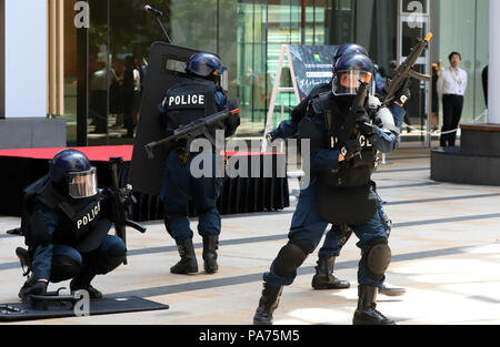 Tokio, Japan. 20. Juli 2018. SWAT-Team Mitglieder betreiben ein Schütze während eines Anti- Terrorismus übung auf der Tokyo Midtown Büro- und Einkaufskomplex in Tokio zu ergreifen, am Freitag, 20. Juli 2018. Büro, Geschäft Angestellte und Polizisten nahmen die Bohrer vor der 2020 Olympischen Spielen in Tokio. Credit: Yoshio Tsunoda/LBA/Alamy leben Nachrichten Stockfoto